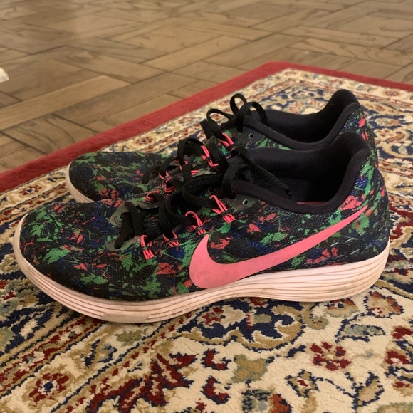 nike sneakers - Picture 1 of 2